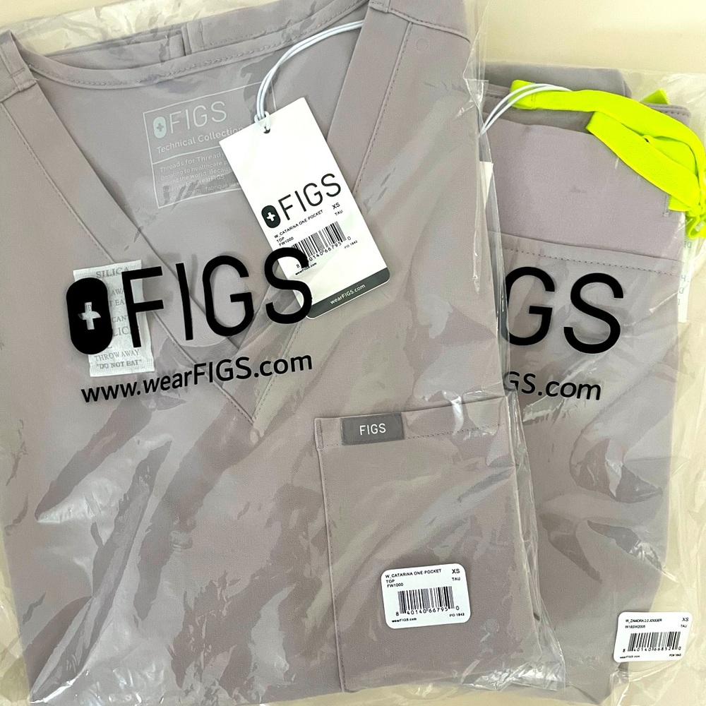 FIGS women’s scrubs